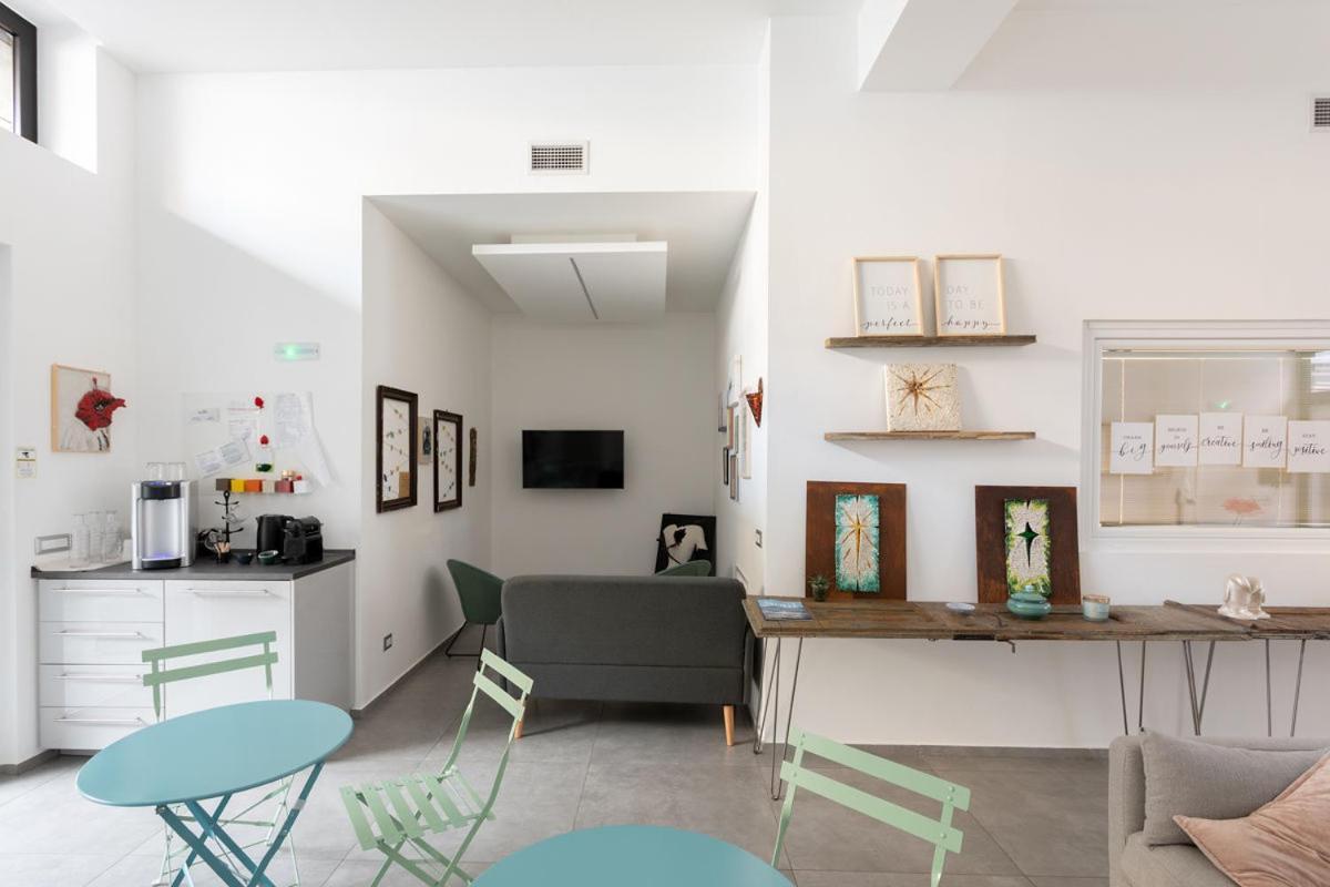 Hotel Little Square Arona Esterno foto