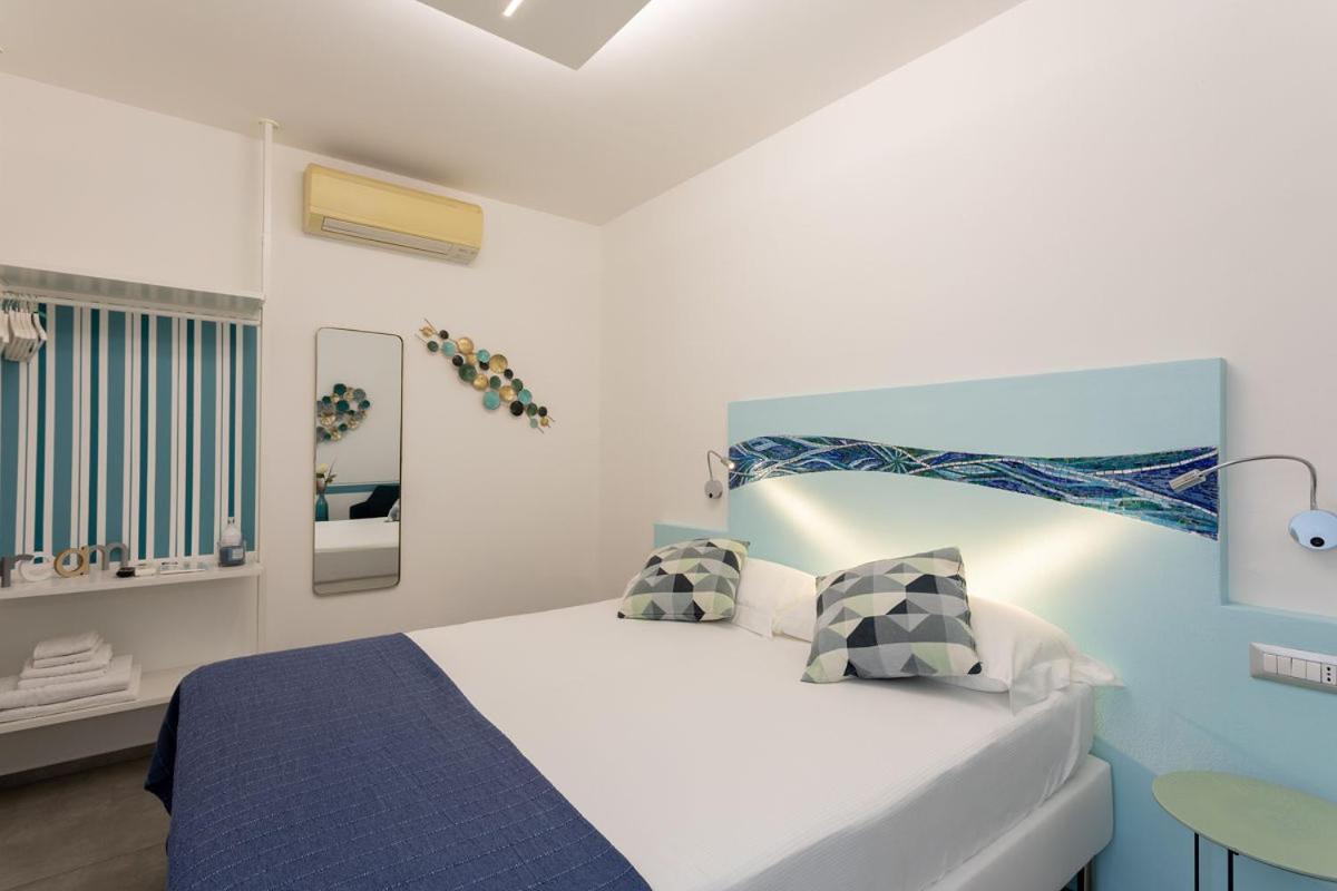 Hotel Little Square Arona Esterno foto