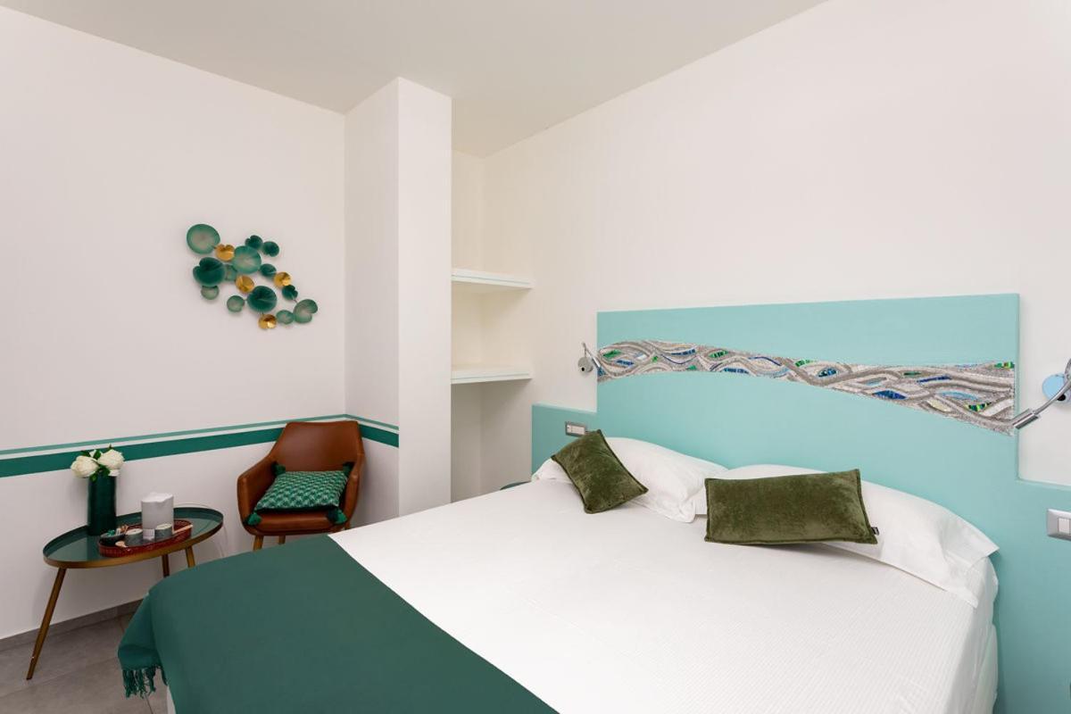 Hotel Little Square Arona Esterno foto